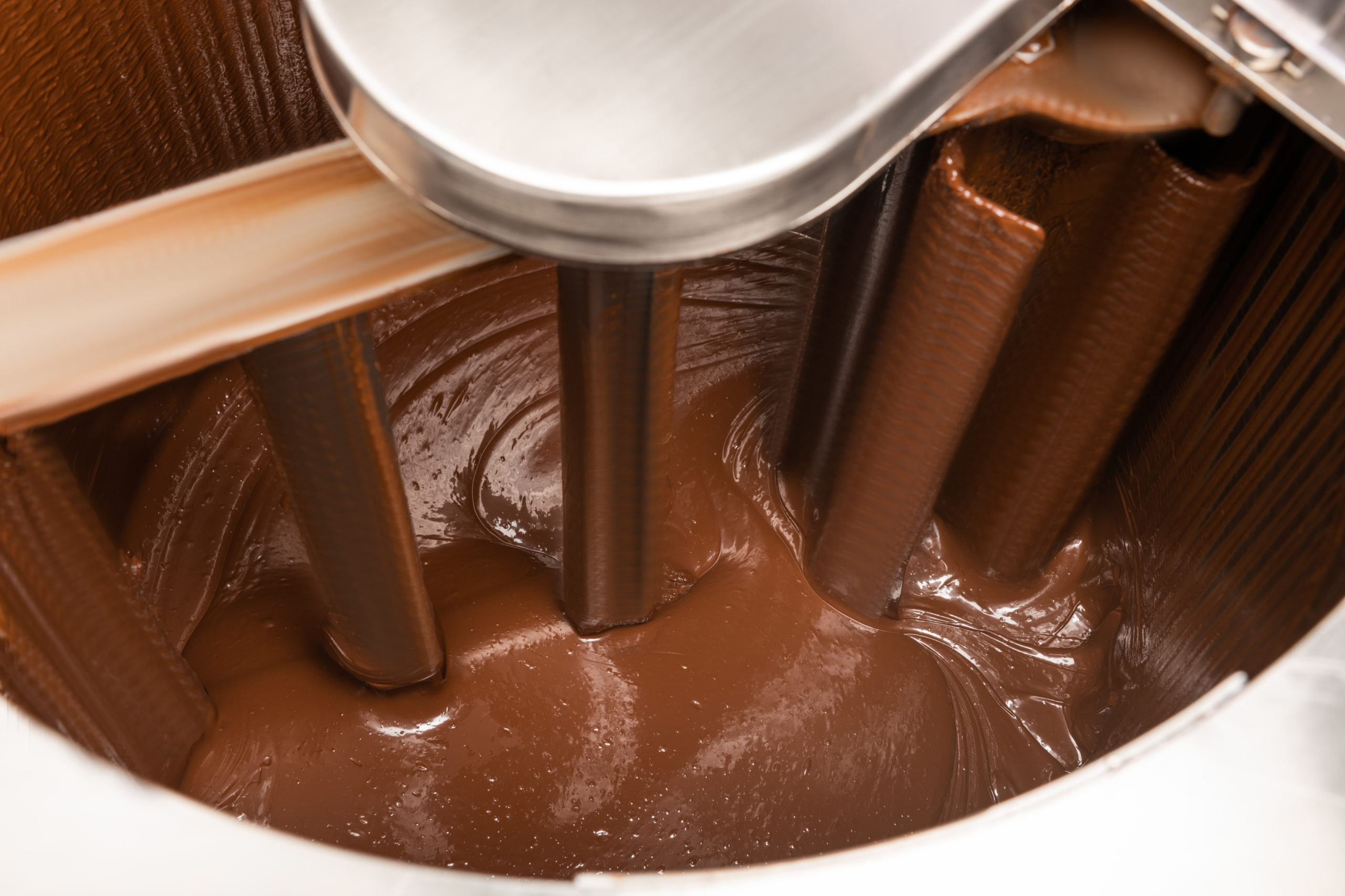 Une conche de chocolat avec du chocolat liquide