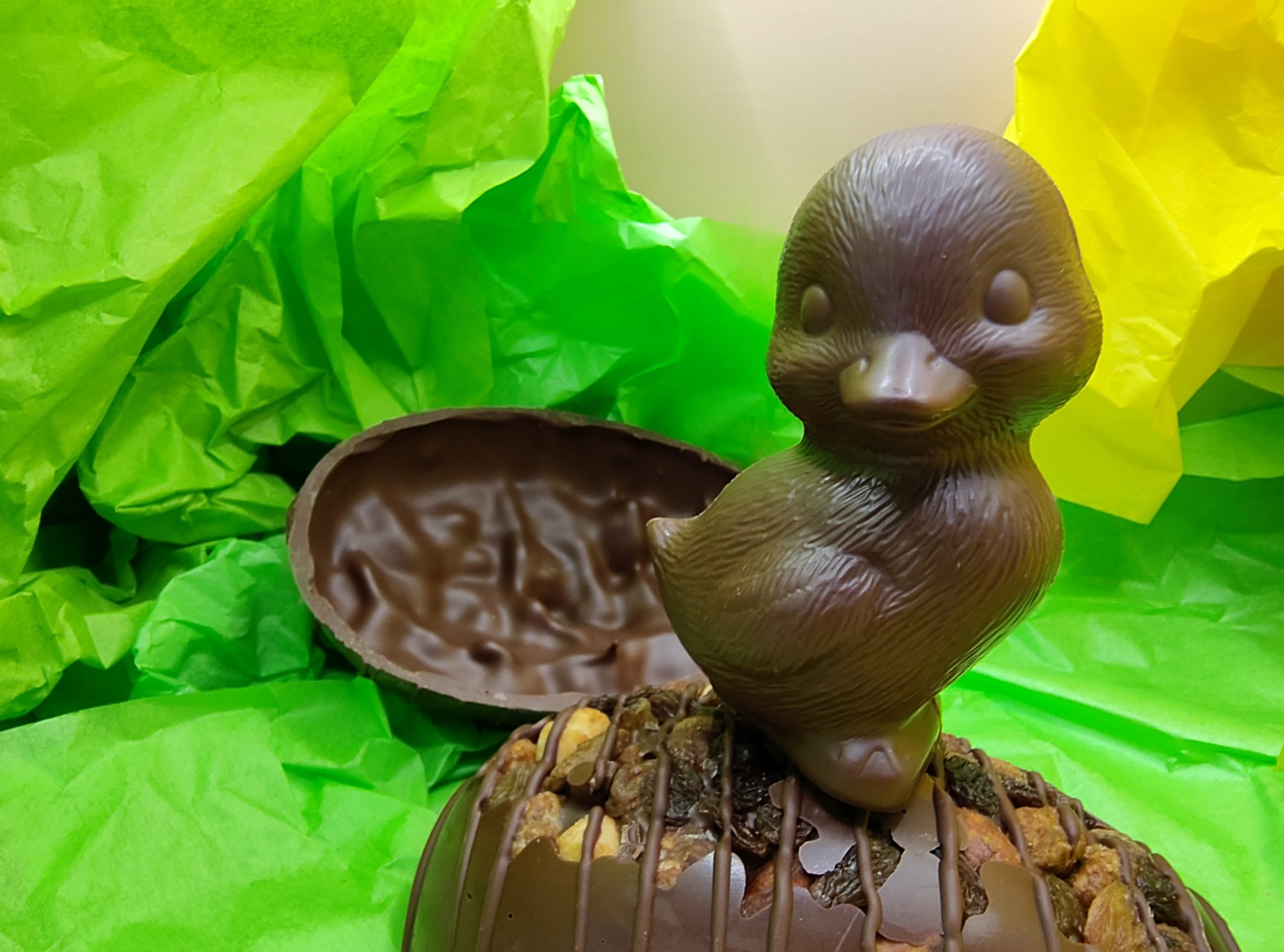 un petit canard en chocolat sur un oeuf lui aussi en chocolat