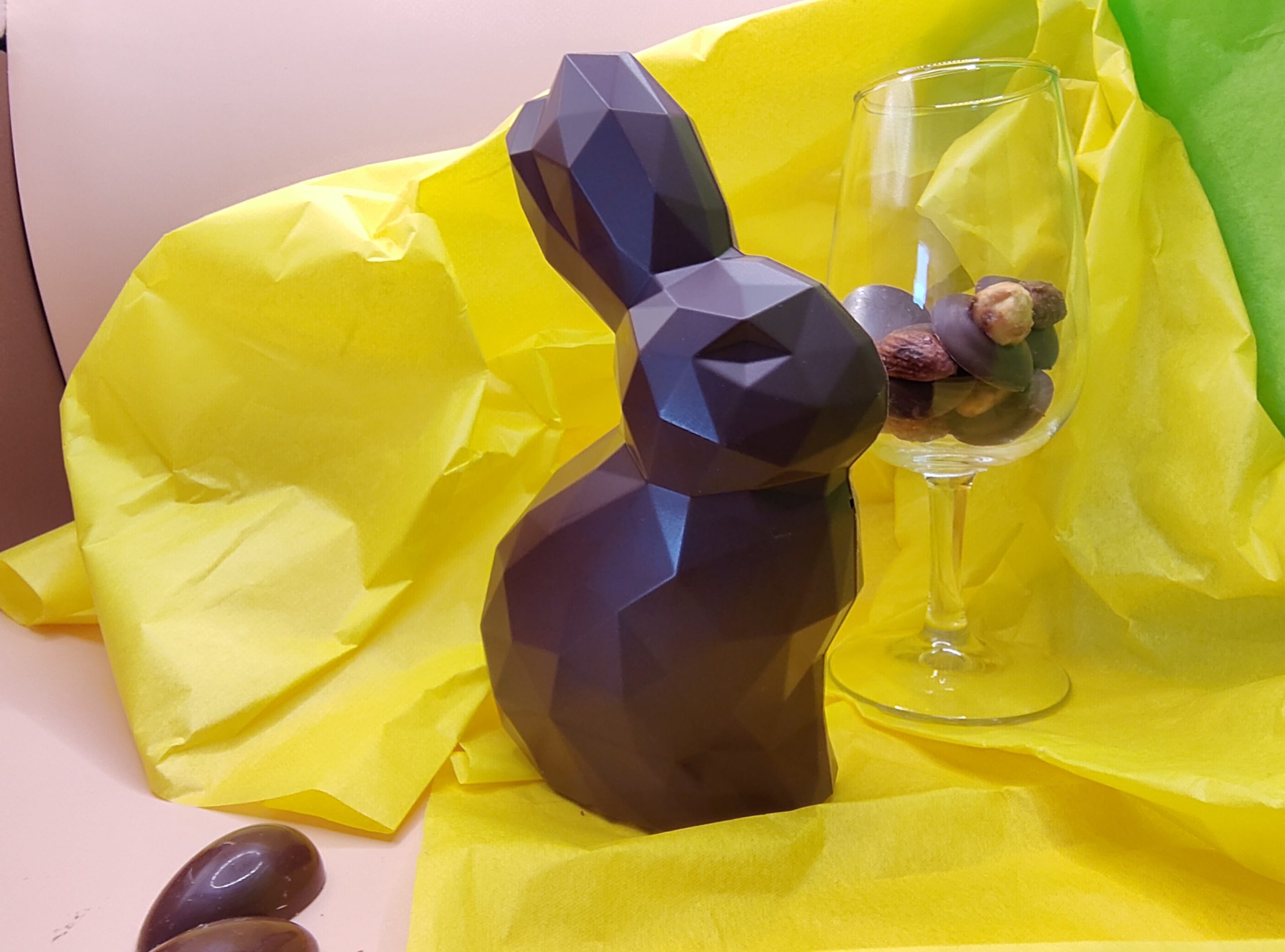Un lapin en chocolat à facettes (comme un diamant taillé)