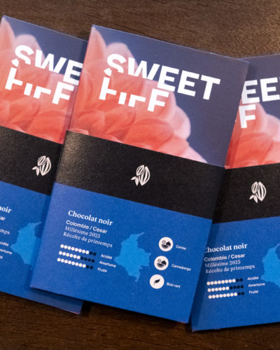 Trois tablettes avec écrit "Sweet FIFF". Sur le fourreau, il est indiqué: chocolat noir, colombie, millésime 2025