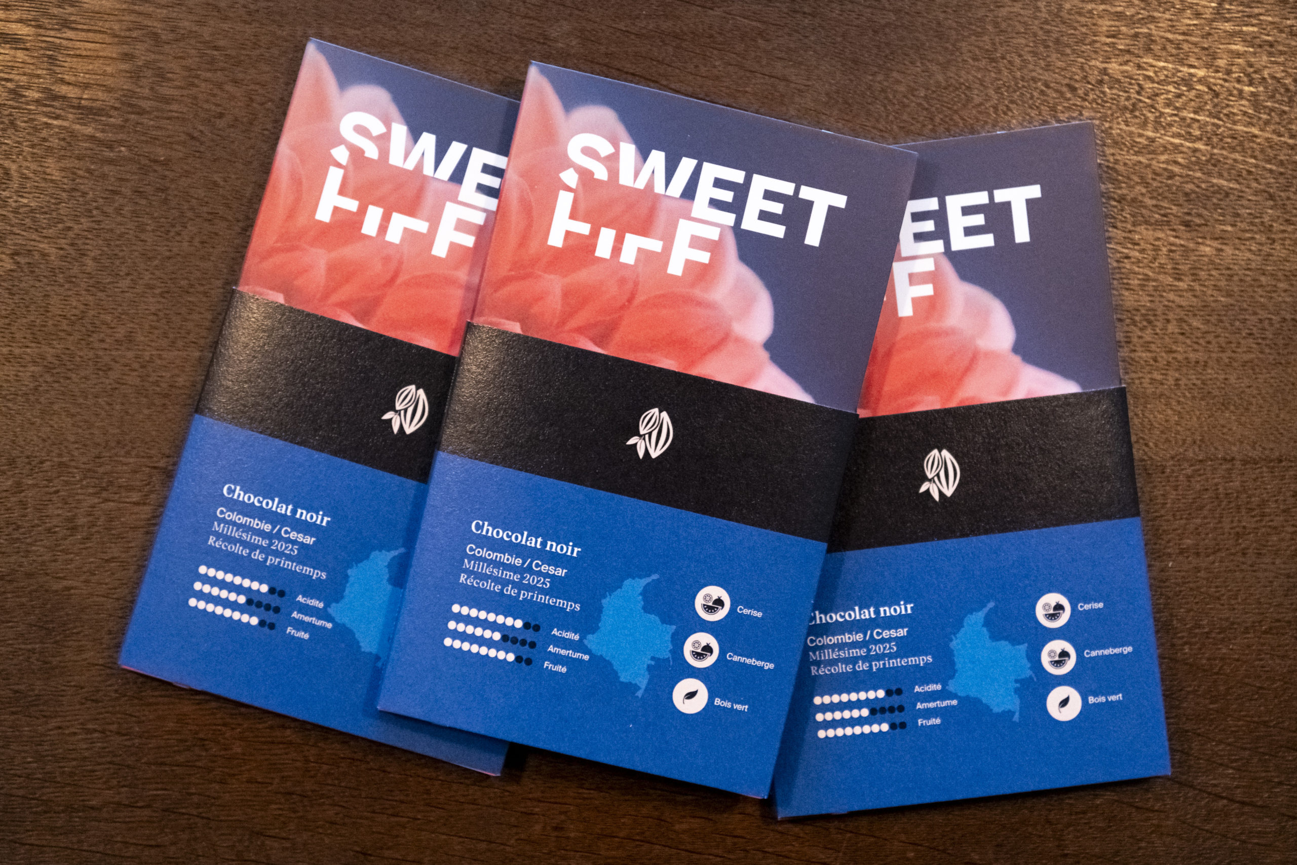 Trois tablettes avec écrit "Sweet FIFF". Sur le fourreau, il est indiqué: chocolat noir, colombie, millésime 2025