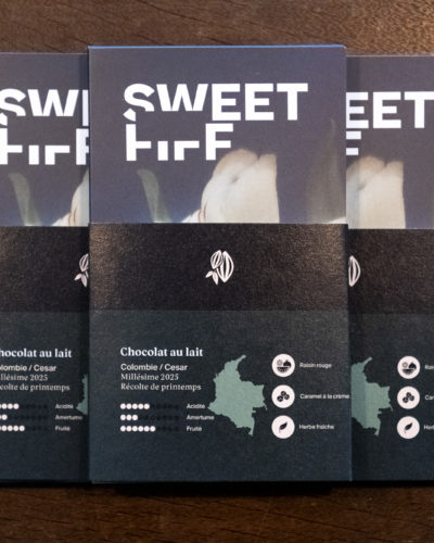 Trois tablettes de chocolat Sweet FIFF. Sur le fourreau, on voit les informations "Chocolat au lait, Colombie, millésime 2025"